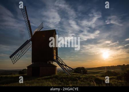 Die historische Windmühle auf dem Hügel von Brill in Oxfordshire bei Sonnenuntergang an einem Sommerabend Stockfoto