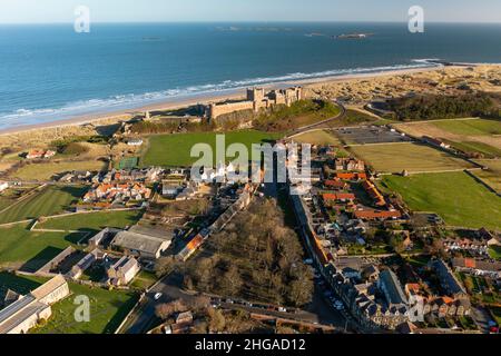 Luftaufnahme von der Drohne von Bamburgh Castle und dem Dorf Bamburgh, Northumberland, England, Großbritannien Stockfoto