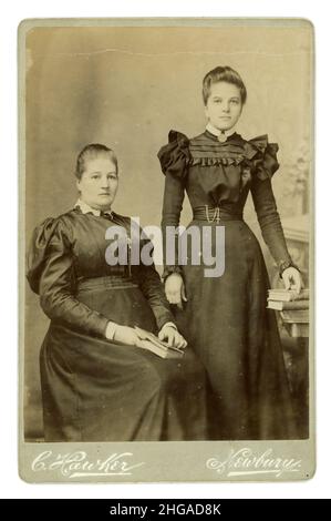Viktorianische Frauen 1890er Jahre Original viktorianisches Schrankstudio Porträtfoto von Mutter und Tochter, die christliche Kreuze trugen, Kleider mit Puffärmeln, aus dem Atelier von C. Hawker, 84 Northbrook St., Newbury, um 1895 Stockfoto