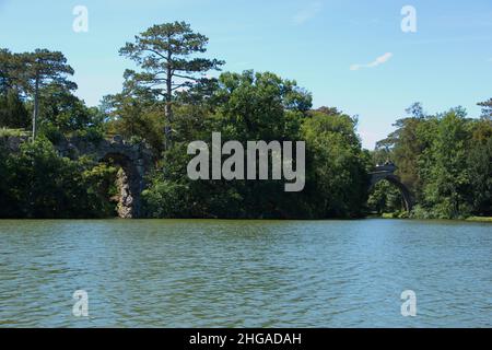 Gotische Brücke über den Forstmeisterkanal im Schlossgarten Laxenburg bei Wien, Österreich, Europa Stockfoto