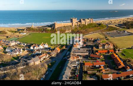 Luftaufnahme von der Drohne von Bamburgh Castle und dem Dorf Bamburgh, Northumberland, England, Großbritannien Stockfoto