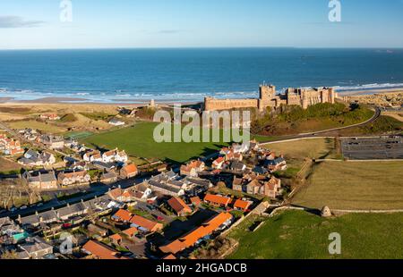 Luftaufnahme von der Drohne von Bamburgh Castle und dem Dorf Bamburgh, Northumberland, England, Großbritannien Stockfoto