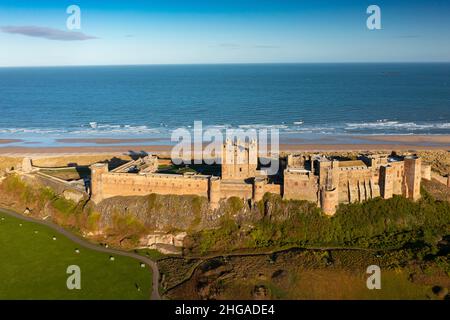 Luftaufnahme von der Drohne von Bamburgh Castle, Bamburgh, Northumberland, England, Großbritannien Stockfoto