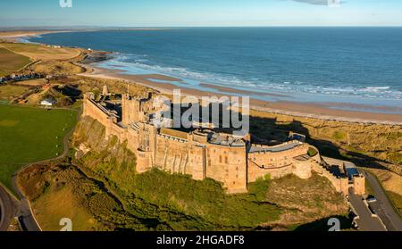 Luftaufnahme von der Drohne von Bamburgh Castle, Bamburgh, Northumberland, England, Großbritannien Stockfoto