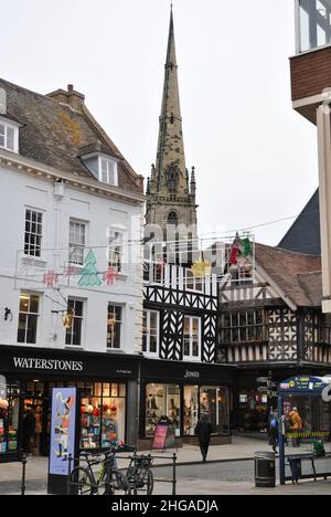 Eine Shrewsbury-Szene aus einem mittelalterlichen Gebäude mit dem Turm der St. Alkmund-Kirche im Hintergrund Stockfoto