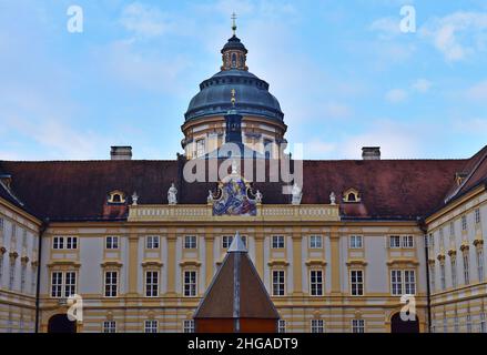 Die Abtei Melk ist eine Benediktinerabtei oberhalb der Stadt Melk, Niederösterreich Stockfoto