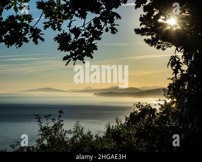 Rocas en las playas de la costa asturiana Stockfoto