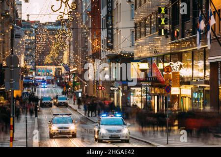 Helsinki, Finnland. Die Polizei sorgt für Sicherheit in Der Aleksanterinkatu Straße. Festliche Illuminationen Blick Auf Die Aleksanterinkatu Straße Im Kluuvi Bezirk Stockfoto