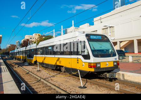 Der Dallas DART (Dallas Area Rapid Transit) Stadtzug hält an der Union Station im Stadtzentrum von Dallas, Texas TX, USA. Stockfoto