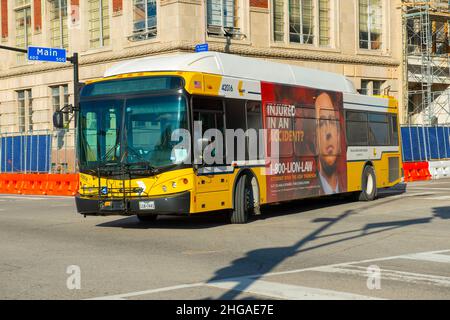 Dallas DART (Dallas Area Rapid Transit)-Bus an der Main Street im Stadtzentrum von Dallas, Texas TX, USA. Stockfoto