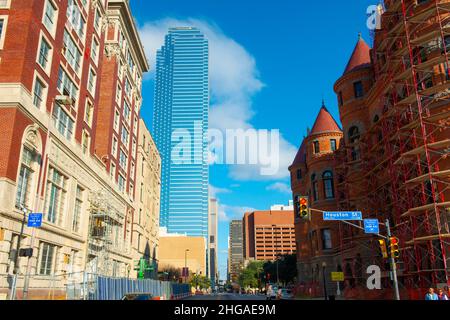 Main Street moderner Blick auf die Stadt in der Houston Street mit Bank of America Plaza-Gebäude an der 901 Main Street in der Innenstadt von Dallas, Texas TX, USA. Stockfoto