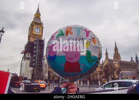 London, Großbritannien 19th. Januar 2022. Die Demonstranten versammelten sich vor dem Parlament, als Boris Johnson mit der Fragestunde der Premierministers und Rufen zum Rücktritt wegen der Lockdown-Parteien in der Downing Street konfrontiert wurde. Kredit: Vuk Valcic / Alamy Live Nachrichten Stockfoto