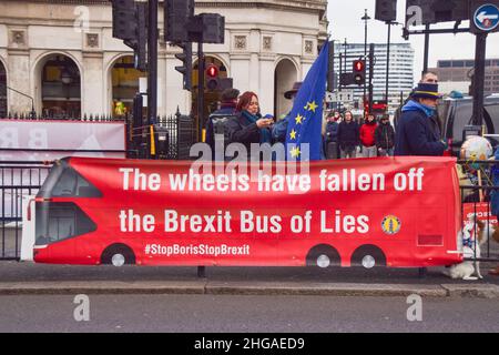 London, Großbritannien 19th. Januar 2022. Die Demonstranten versammelten sich vor dem Parlament, als Boris Johnson mit der Fragestunde der Premierministers und Rufen zum Rücktritt wegen der Lockdown-Parteien in der Downing Street konfrontiert wurde. Kredit: Vuk Valcic / Alamy Live Nachrichten Stockfoto