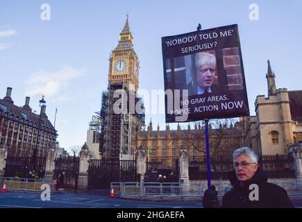 London, Großbritannien 19th. Januar 2022. Die Demonstranten versammelten sich vor dem Parlament, als Boris Johnson mit der Fragestunde der Premierministers und Rufen zum Rücktritt wegen der Lockdown-Parteien in der Downing Street konfrontiert wurde. Kredit: Vuk Valcic / Alamy Live Nachrichten Stockfoto