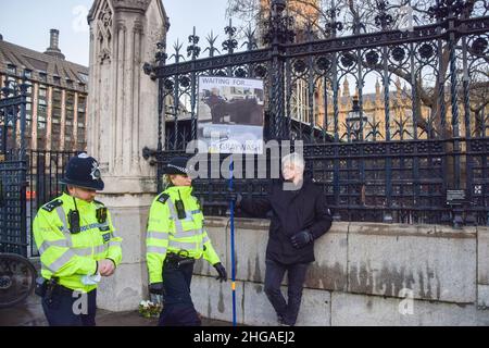 London, Großbritannien 19th. Januar 2022. Die Demonstranten versammelten sich vor dem Parlament, als Boris Johnson mit der Fragestunde der Premierministers und Rufen zum Rücktritt wegen der Lockdown-Parteien in der Downing Street konfrontiert wurde. Kredit: Vuk Valcic / Alamy Live Nachrichten Stockfoto
