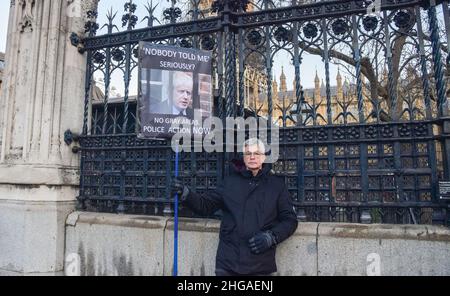 London, Großbritannien 19th. Januar 2022. Die Demonstranten versammelten sich vor dem Parlament, als Boris Johnson mit der Fragestunde der Premierministers und Rufen zum Rücktritt wegen der Lockdown-Parteien in der Downing Street konfrontiert wurde. Kredit: Vuk Valcic / Alamy Live Nachrichten Stockfoto