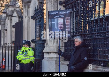 London, Großbritannien 19th. Januar 2022. Die Demonstranten versammelten sich vor dem Parlament, als Boris Johnson mit der Fragestunde der Premierministers und Rufen zum Rücktritt wegen der Lockdown-Parteien in der Downing Street konfrontiert wurde. Kredit: Vuk Valcic / Alamy Live Nachrichten Stockfoto