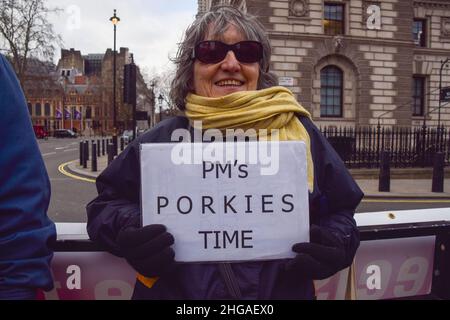 London, Großbritannien 19th. Januar 2022. Die Demonstranten versammelten sich vor dem Parlament, als Boris Johnson mit der Fragestunde der Premierministers und Rufen zum Rücktritt wegen der Lockdown-Parteien in der Downing Street konfrontiert wurde. Kredit: Vuk Valcic / Alamy Live Nachrichten Stockfoto