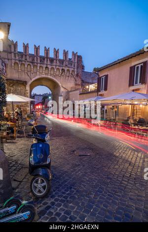 Trastevere Rom Italien bei Nacht. Blick auf eine italienische Vespa an der Straßenecke Stockfoto