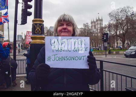London, Großbritannien 19th. Januar 2022. Die Demonstranten versammelten sich vor dem Parlament, als Boris Johnson mit der Fragestunde der Premierministers und Rufen zum Rücktritt wegen der Lockdown-Parteien in der Downing Street konfrontiert wurde. Kredit: Vuk Valcic / Alamy Live Nachrichten Stockfoto