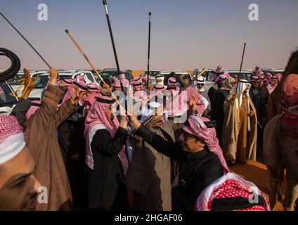 Saudische Männer tanzen während des King Abdul Aziz Camel Festivals, Provinz Riyadh, Rimah, Saudi-Arabien Stockfoto