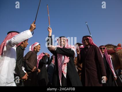 Saudische Männer tanzen während des King Abdul Aziz Camel Festivals, Provinz Riyadh, Rimah, Saudi-Arabien Stockfoto