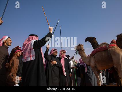 Saudische Männer tanzen während des King Abdul Aziz Camel Festivals, Provinz Riyadh, Rimah, Saudi-Arabien Stockfoto