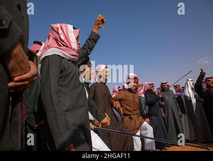 Saudische Männer tanzen während des King Abdul Aziz Camel Festivals, Provinz Riyadh, Rimah, Saudi-Arabien Stockfoto