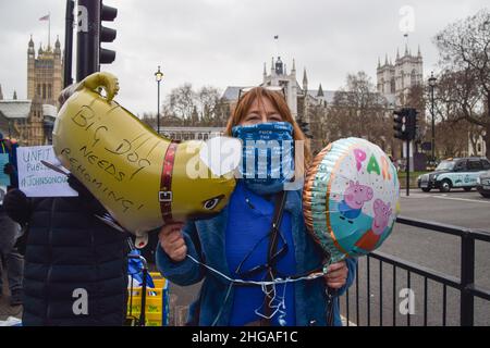 London, Großbritannien 19th. Januar 2022. Die Demonstranten versammelten sich vor dem Parlament, als Boris Johnson mit der Fragestunde der Premierministers und Rufen zum Rücktritt wegen der Lockdown-Parteien in der Downing Street konfrontiert wurde. Kredit: Vuk Valcic / Alamy Live Nachrichten Stockfoto