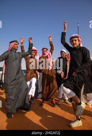 Saudische Männer tanzen während des King Abdul Aziz Camel Festivals, Provinz Riyadh, Rimah, Saudi-Arabien Stockfoto