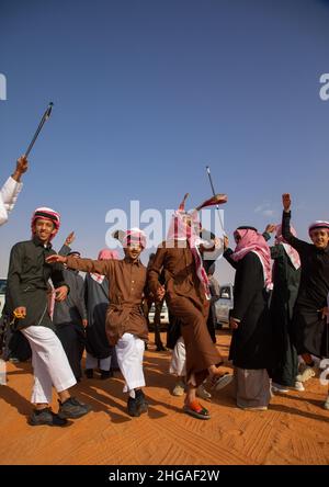 Saudische Männer tanzen während des King Abdul Aziz Camel Festivals, Provinz Riyadh, Rimah, Saudi-Arabien Stockfoto