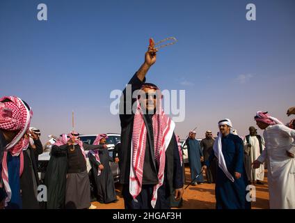 Saudische Männer tanzen während des King Abdul Aziz Camel Festivals, Provinz Riyadh, Rimah, Saudi-Arabien Stockfoto