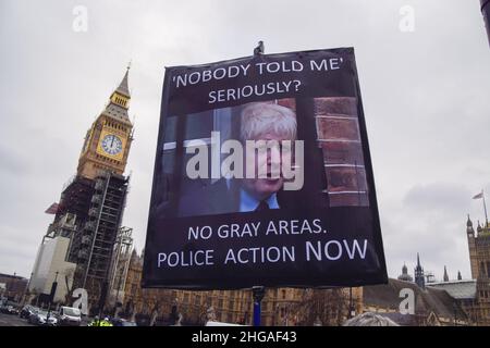 London, Großbritannien 19th. Januar 2022. Die Demonstranten versammelten sich vor dem Parlament, als Boris Johnson mit der Fragestunde der Premierministers und Rufen zum Rücktritt wegen der Lockdown-Parteien in der Downing Street konfrontiert wurde. Kredit: Vuk Valcic / Alamy Live Nachrichten Stockfoto