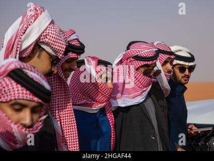 Saudische Männer tanzen während des King Abdul Aziz Camel Festivals, Provinz Riyadh, Rimah, Saudi-Arabien Stockfoto