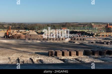 Winchester, Hampshire, England, Großbritannien. 2022. Neubau von Häusern im Bau in der Landschaft von Hampshire nördlich von Winchester, erbaut auf einem ehemaligen Bauernhof. Stockfoto