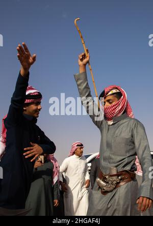 Saudische Männer tanzen während des King Abdul Aziz Camel Festivals, Provinz Riyadh, Rimah, Saudi-Arabien Stockfoto