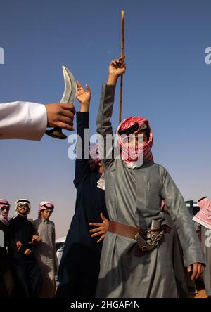 Saudische Männer tanzen während des King Abdul Aziz Camel Festivals, Provinz Riyadh, Rimah, Saudi-Arabien Stockfoto