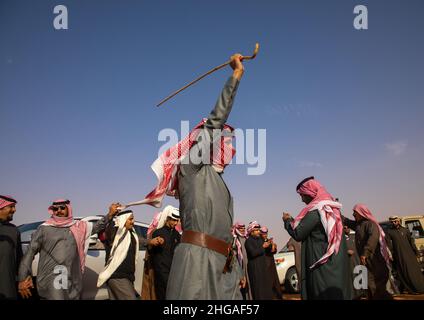 Saudische Männer tanzen während des King Abdul Aziz Camel Festivals, Provinz Riyadh, Rimah, Saudi-Arabien Stockfoto