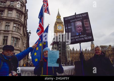 London, Großbritannien 19th. Januar 2022. Die Demonstranten versammelten sich vor dem Parlament, als Boris Johnson mit der Fragestunde der Premierministers und Rufen zum Rücktritt wegen der Lockdown-Parteien in der Downing Street konfrontiert wurde. Kredit: Vuk Valcic / Alamy Live Nachrichten Stockfoto