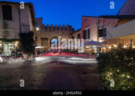 Trastevere Rom Italien bei Nacht. Blick auf eine italienische Vespa an der Straßenecke Stockfoto