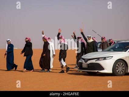 Saudische Männer tanzen während des King Abdul Aziz Camel Festivals, Provinz Riyadh, Rimah, Saudi-Arabien Stockfoto