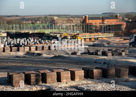 Winchester, Hampshire, England, Großbritannien. 2022. Neubau von Häusern im Bau in der Landschaft von Hampshire nördlich von Winchester, erbaut auf einem ehemaligen Bauernhof. Stockfoto