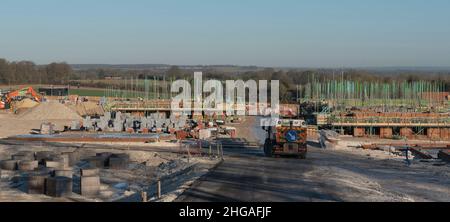 Winchester, Hampshire, England, Großbritannien. 2022. Neubau von Häusern im Bau in der Landschaft von Hampshire nördlich von Winchester, erbaut auf einem ehemaligen Bauernhof. Stockfoto