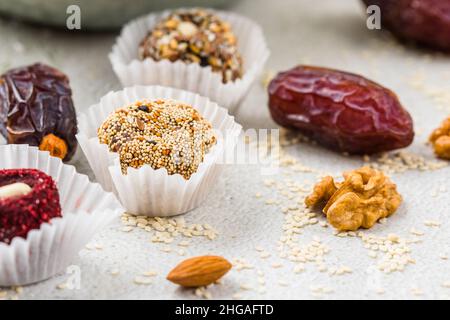 Gesunde Energiekugeln aus getrockneten Früchten und Nüssen. Gesunde Ernährung Stockfoto