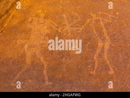 Petroglyphen auf einem Felsen, auf dem Männer kämpfen, Provinz Najran, Thar, Saudi-Arabien Stockfoto