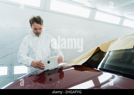 Kolorist Mann Auswahl der Farbe der Karosserie mit Farbe passenden Scanner Stockfoto