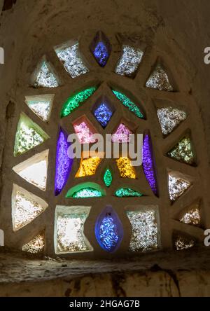 Glasfenster eines traditionellen alten Schlammhauses, Provinz Najran, Najran, Saudi-Arabien Stockfoto