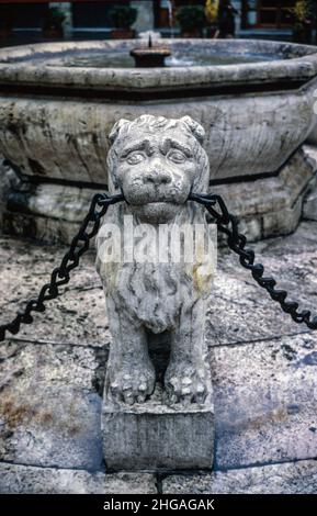 Lion's Head als Detail der Contarini Fontain an der Piazza Vecchia, Bergamo, Italien Stockfoto