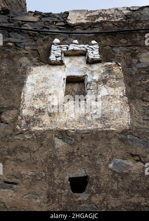 Fenster in einem traditionellen Dorf aus Steinen, Provinz Jizan, Faifa-Gebirge, Saudi-Arabien Stockfoto