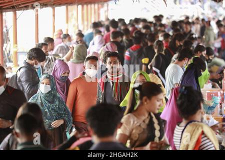 In Dhaka, Bangladesch, 19. Januar 2022, tragen einige Menschen im Bereich des Neuen Marktes trotz eines Anstiegs der Coronavirus-Infektionen keine Masken unter Massen, die sich Regierungsanordnungen widersetzen. Bangladesch meldete 12 weitere mit Covid verbundene Todesfälle mit 9.500 neuen Fällen in 24 Stunden bis Mittwochmorgen nach einem kontinuierlichen Anstieg der Infektionsrate. Die Positivitätsrate im Land erhöhte sich nach der Untersuchung von 37.573 Proben auf 25,11 Prozent gegenüber den 23,98 Prozent am Dienstag, so die Generaldirektion Gesundheit (DGHS). (Foto von Suvra Kanti das/Sipa USA) Stockfoto